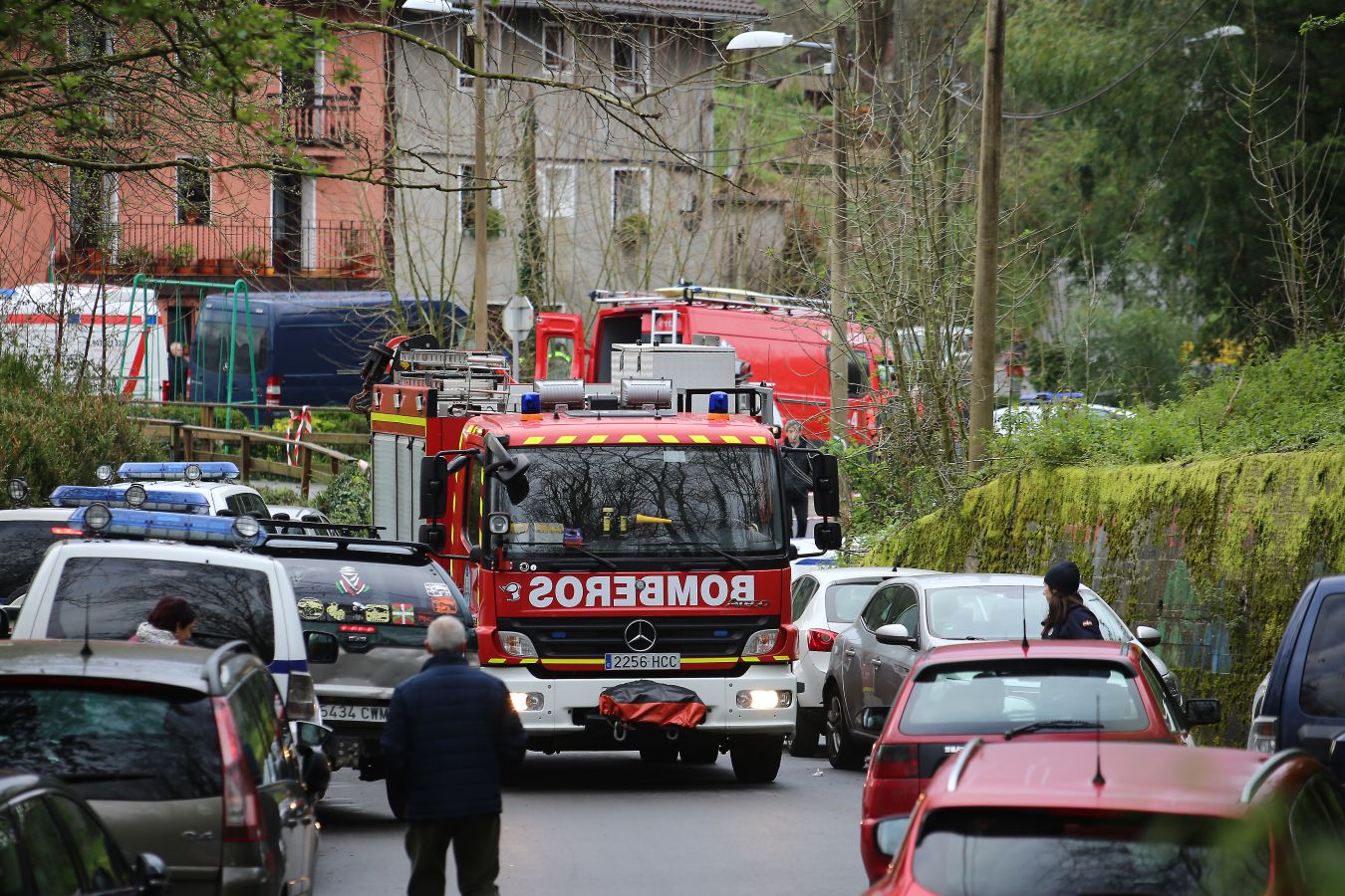 Las imágenes de la búsqueda de dos hombres de Hernani y una mujer de Vitoria que se encuentran desaparecidos tras caer con el coche al río Urumea a la altura del barrio Osinaga de Hernani.