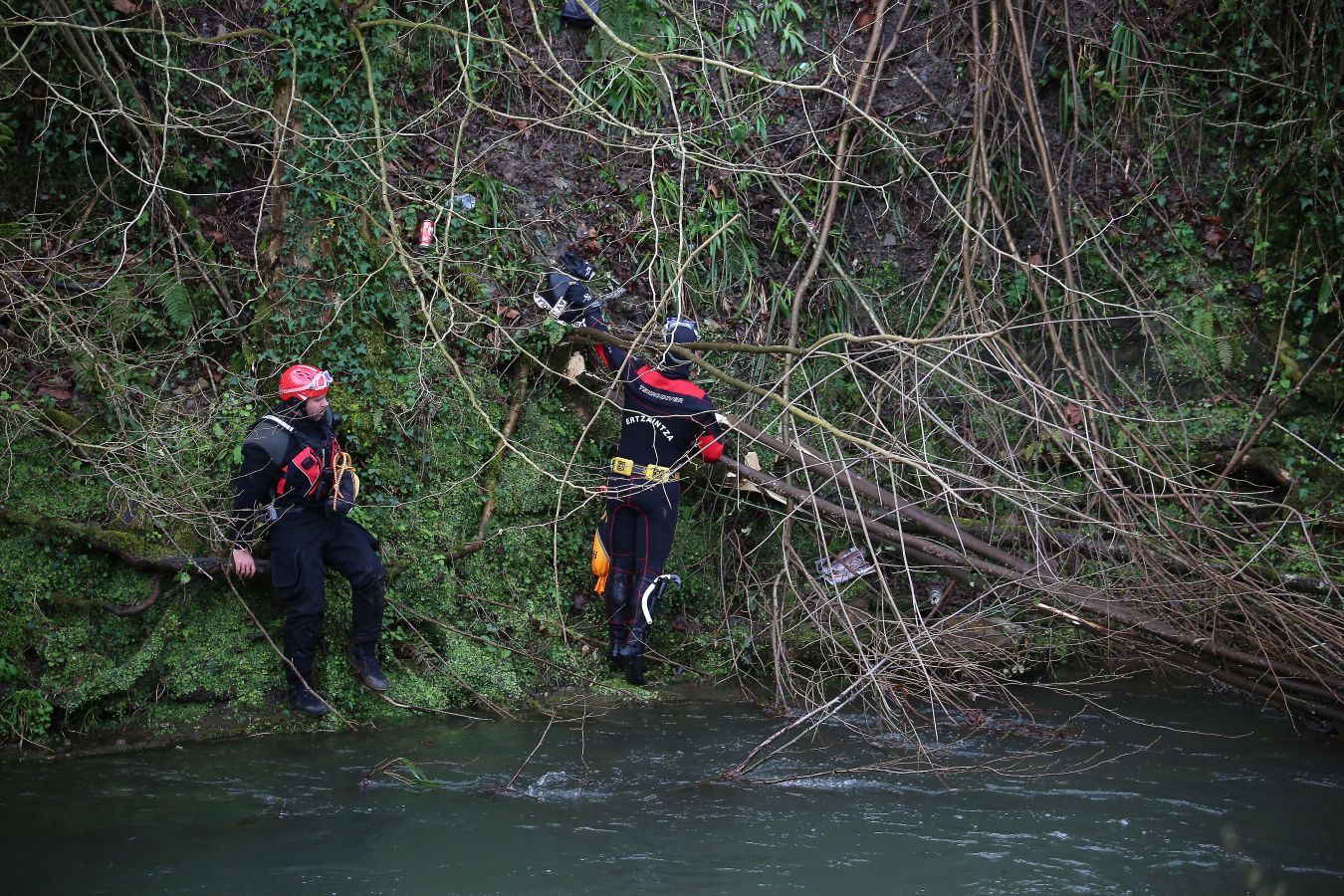 Las imágenes de la búsqueda de dos hombres de Hernani y una mujer de Vitoria que se encuentran desaparecidos tras caer con el coche al río Urumea a la altura del barrio Osinaga de Hernani.