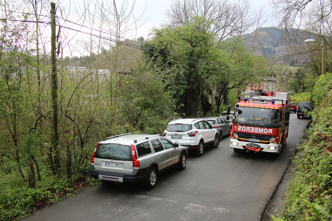 Las imágenes de la búsqueda de dos hombres de Hernani y una mujer de Vitoria que se encuentran desaparecidos tras caer con el coche al río Urumea a la altura del barrio Osinaga de Hernani.