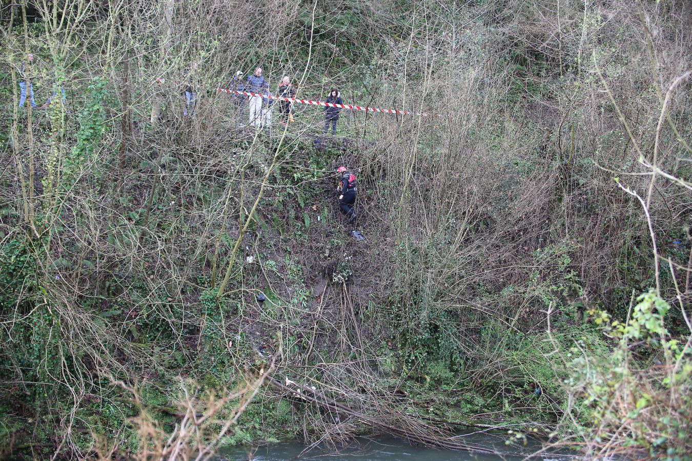 Las imágenes de la búsqueda de dos hombres de Hernani y una mujer de Vitoria que se encuentran desaparecidos tras caer con el coche al río Urumea a la altura del barrio Osinaga de Hernani.