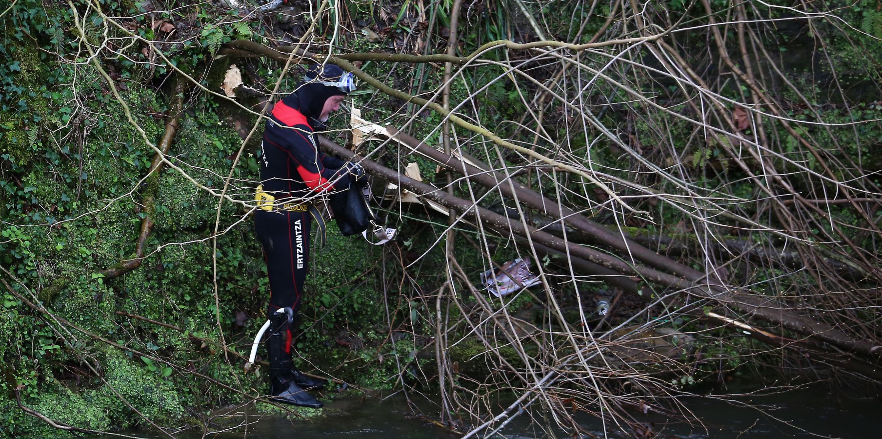 Las imágenes de la búsqueda de dos hombres de Hernani y una mujer de Vitoria que se encuentran desaparecidos tras caer con el coche al río Urumea a la altura del barrio Osinaga de Hernani.