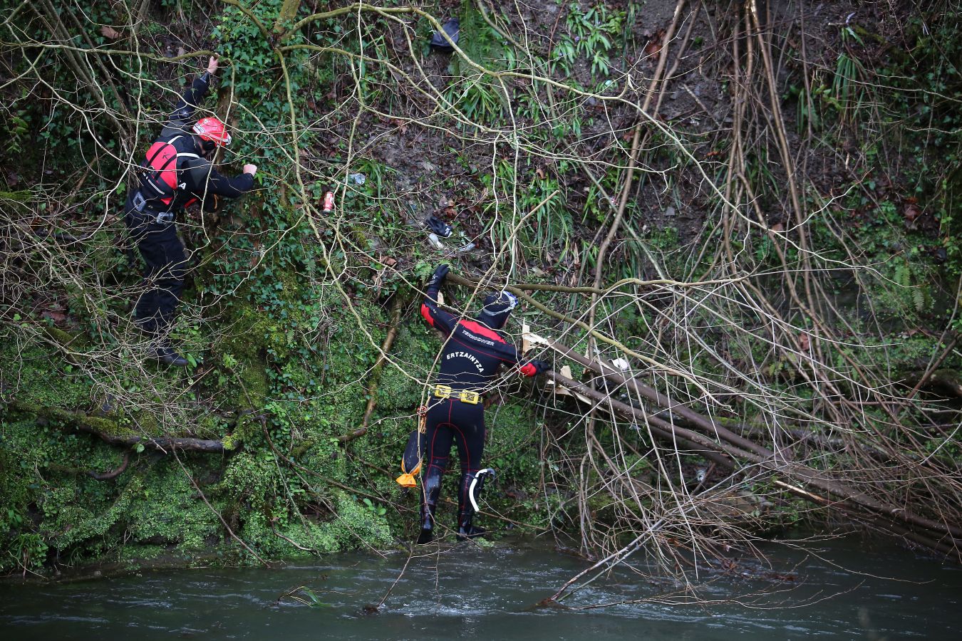 Las imágenes de la búsqueda de dos hombres de Hernani y una mujer de Vitoria que se encuentran desaparecidos tras caer con el coche al río Urumea a la altura del barrio Osinaga de Hernani.