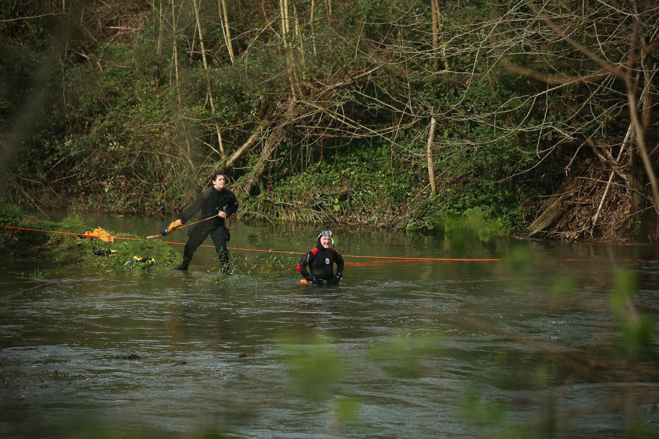 Las imágenes de la búsqueda de dos hombres de Hernani y una mujer de Vitoria que se encuentran desaparecidos tras caer con el coche al río Urumea a la altura del barrio Osinaga de Hernani.