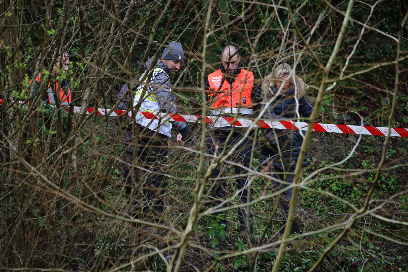 Las imágenes de la búsqueda de dos hombres de Hernani y una mujer de Vitoria que se encuentran desaparecidos tras caer con el coche al río Urumea a la altura del barrio Osinaga de Hernani.