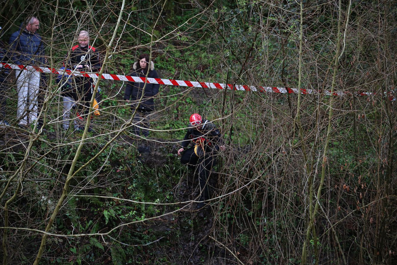 Las imágenes de la búsqueda de dos hombres de Hernani y una mujer de Vitoria que se encuentran desaparecidos tras caer con el coche al río Urumea a la altura del barrio Osinaga de Hernani.
