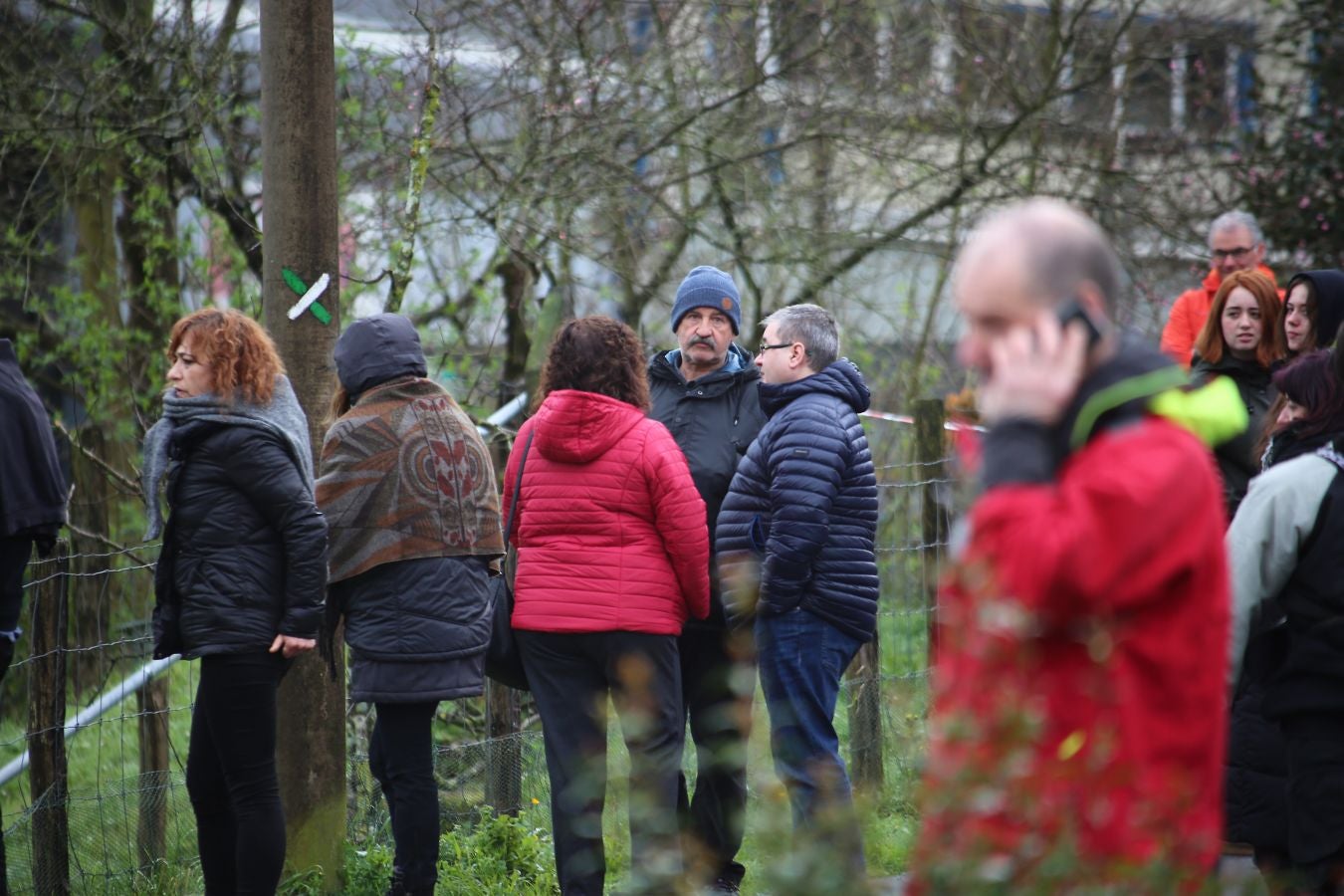 Las imágenes de la búsqueda de dos hombres de Hernani y una mujer de Vitoria que se encuentran desaparecidos tras caer con el coche al río Urumea a la altura del barrio Osinaga de Hernani.