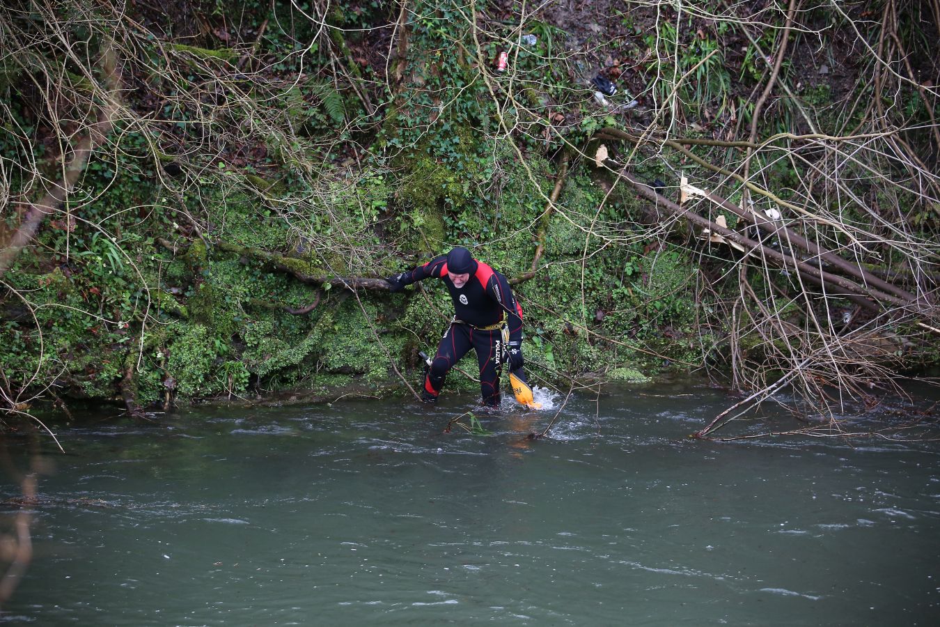 Las imágenes de la búsqueda de dos hombres de Hernani y una mujer de Vitoria que se encuentran desaparecidos tras caer con el coche al río Urumea a la altura del barrio Osinaga de Hernani.
