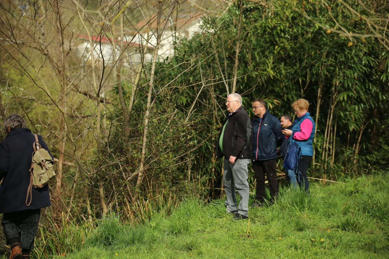 Las imágenes de la búsqueda de dos hombres de Hernani y una mujer de Vitoria que se encuentran desaparecidos tras caer con el coche al río Urumea a la altura del barrio Osinaga de Hernani.