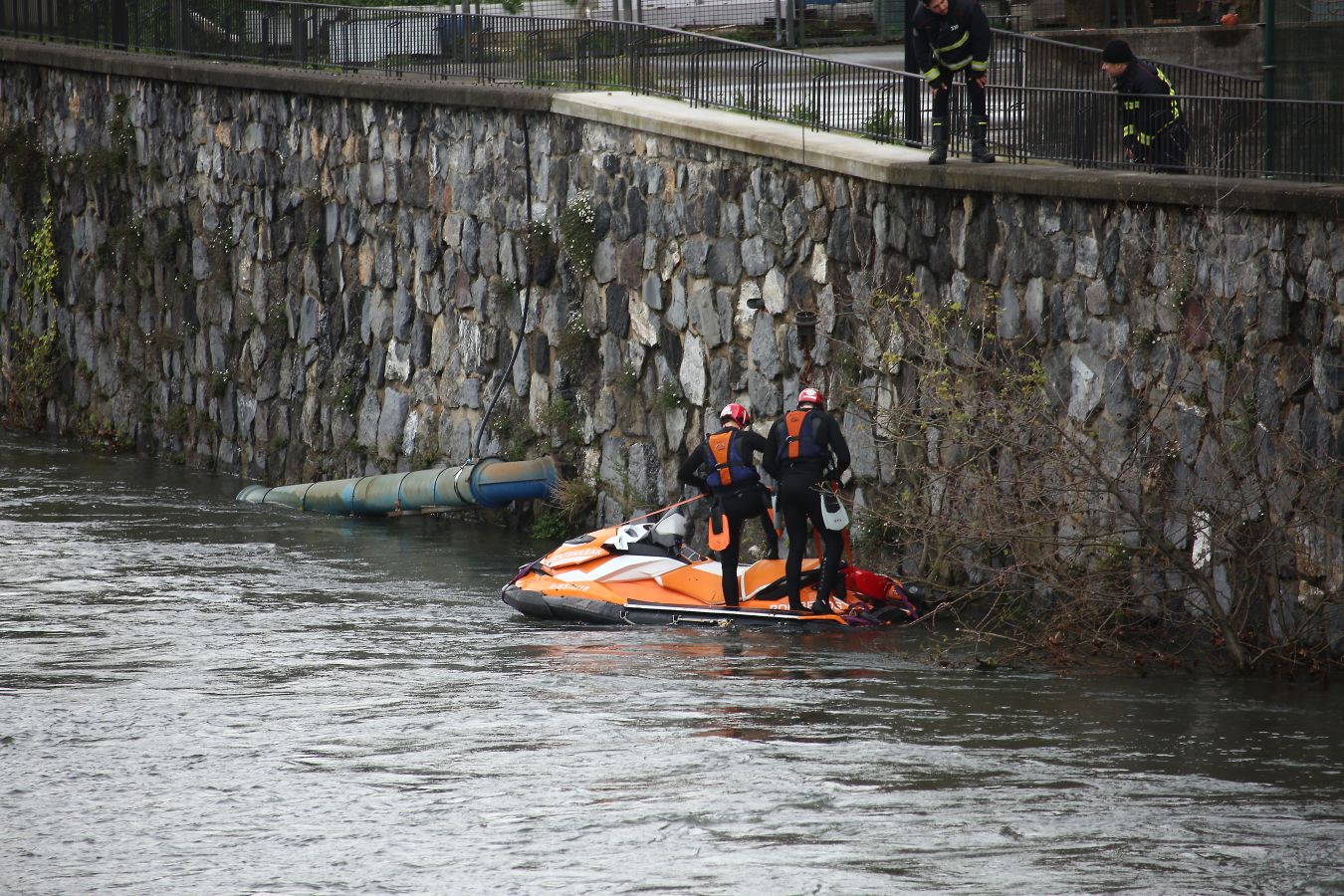 Las imágenes de la búsqueda de dos hombres de Hernani y una mujer de Vitoria que se encuentran desaparecidos tras caer con el coche al río Urumea a la altura del barrio Osinaga de Hernani.