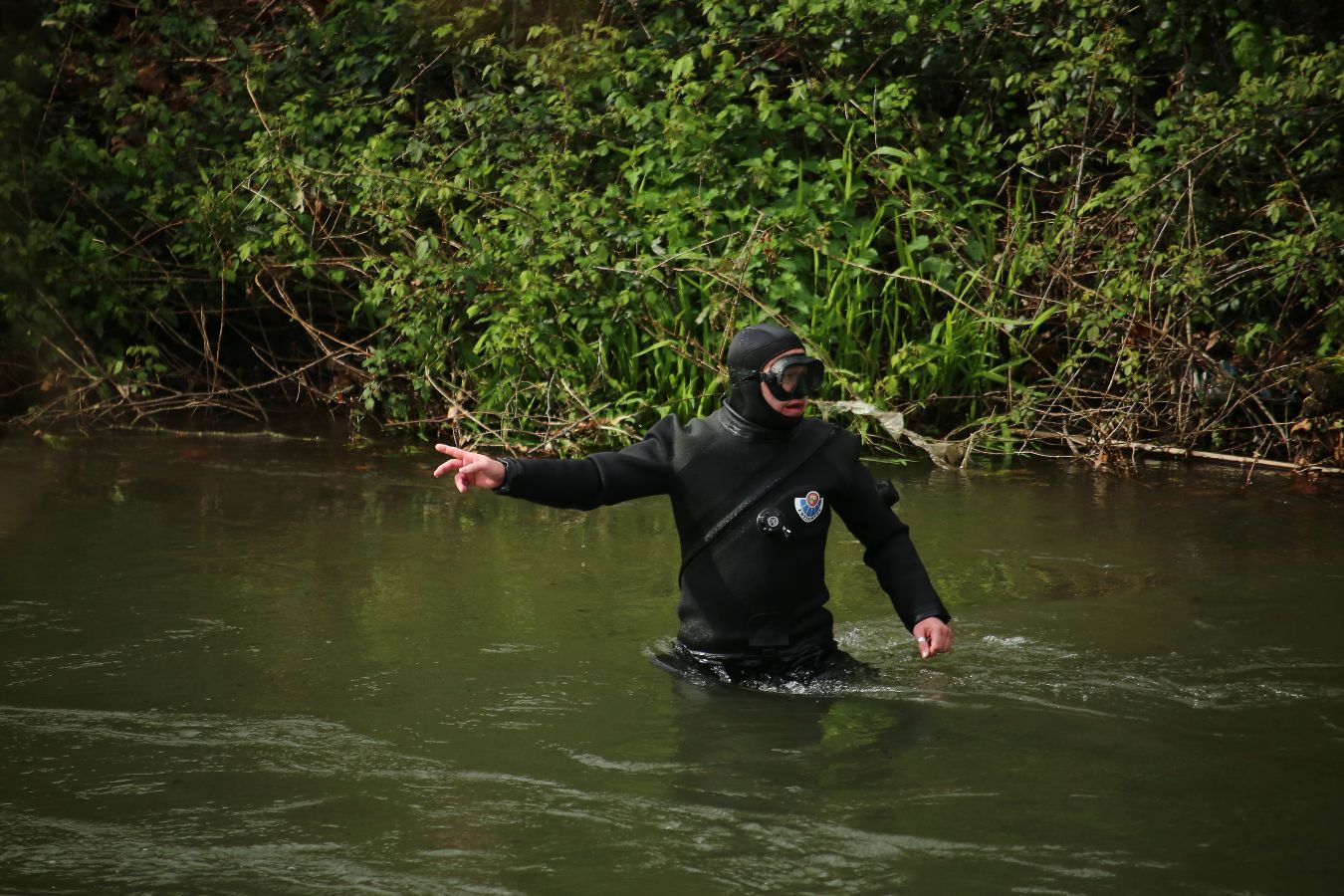 Las imágenes de la búsqueda de dos hombres de Hernani y una mujer de Vitoria que se encuentran desaparecidos tras caer con el coche al río Urumea a la altura del barrio Osinaga de Hernani.