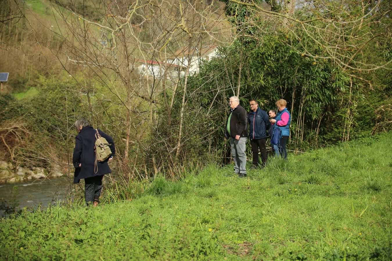 Las imágenes de la búsqueda de dos hombres de Hernani y una mujer de Vitoria que se encuentran desaparecidos tras caer con el coche al río Urumea a la altura del barrio Osinaga de Hernani.