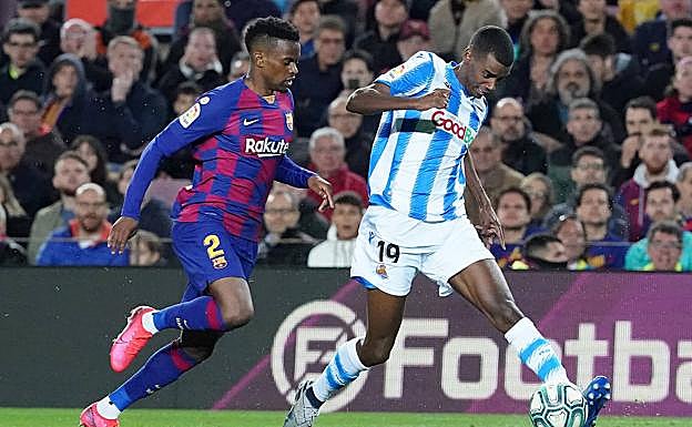 Semedo persigue a Isak en una de las tantas cabalgadas ayer del jugador de la Real.