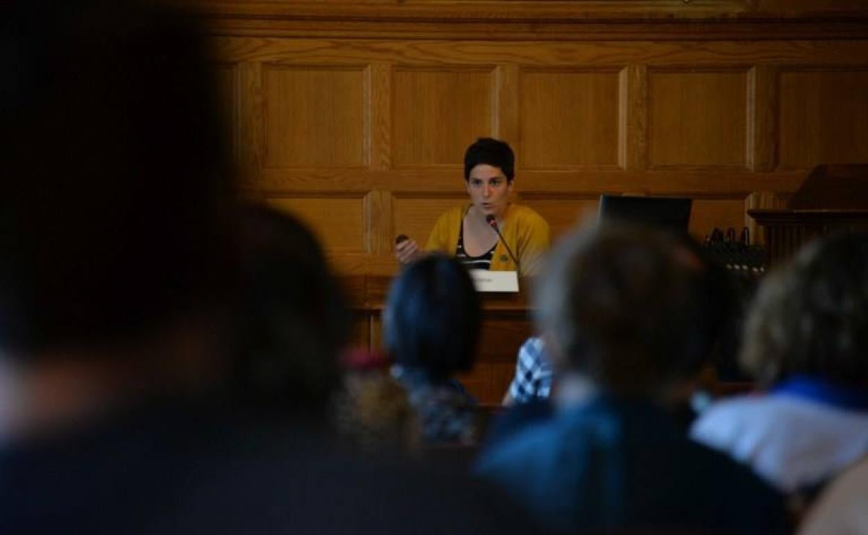 Miren Artetxek doktoregai tesia egin artean eskainitako hitzaldietako batean, 2016an