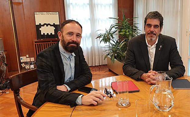 La reunión de Denis Itxaso y Eneko Goia, este lunes.