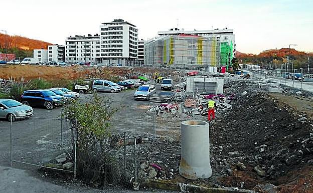 Parcela de Txomin en la que Etxebide prevé construir 146 VPO en régimen de venta. Las obras durarán dos años y medio.