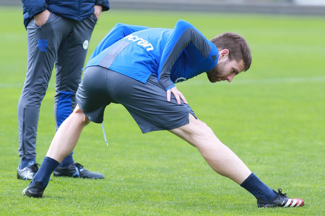 Los jugadores de la Real Sociedad han entrenado este lunes para preparar el derbi de mañana ante el Eibar en Ipurua.