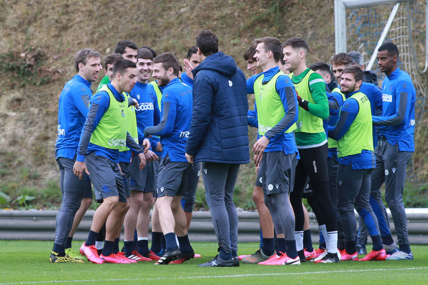 Los jugadores de la Real Sociedad han entrenado este lunes para preparar el derbi de mañana ante el Eibar en Ipurua.
