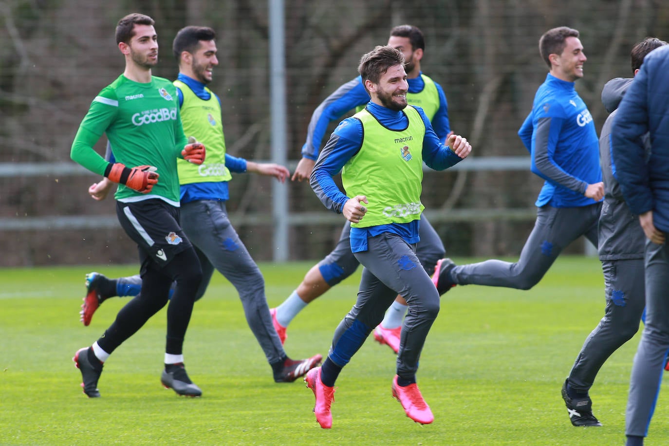 Los jugadores de la Real Sociedad han entrenado este lunes para preparar el derbi de mañana ante el Eibar en Ipurua.