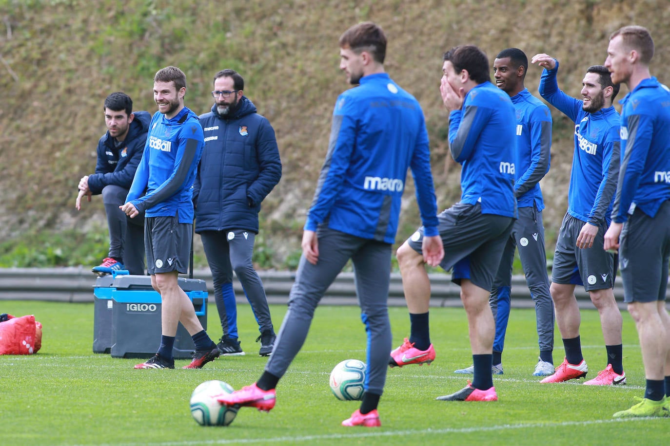 Los jugadores de la Real Sociedad han entrenado este lunes para preparar el derbi de mañana ante el Eibar en Ipurua.