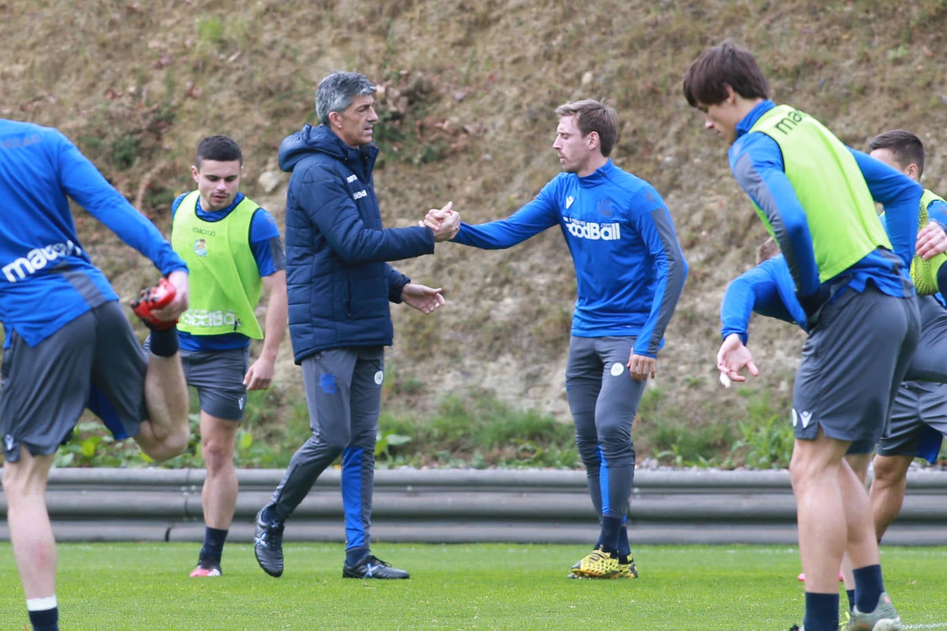 Los jugadores de la Real Sociedad han entrenado este lunes para preparar el derbi de mañana ante el Eibar en Ipurua.
