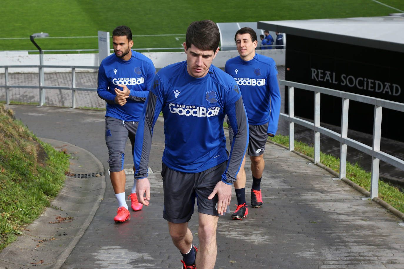 Los jugadores de la Real Sociedad han entrenado este lunes para preparar el derbi de mañana ante el Eibar en Ipurua.