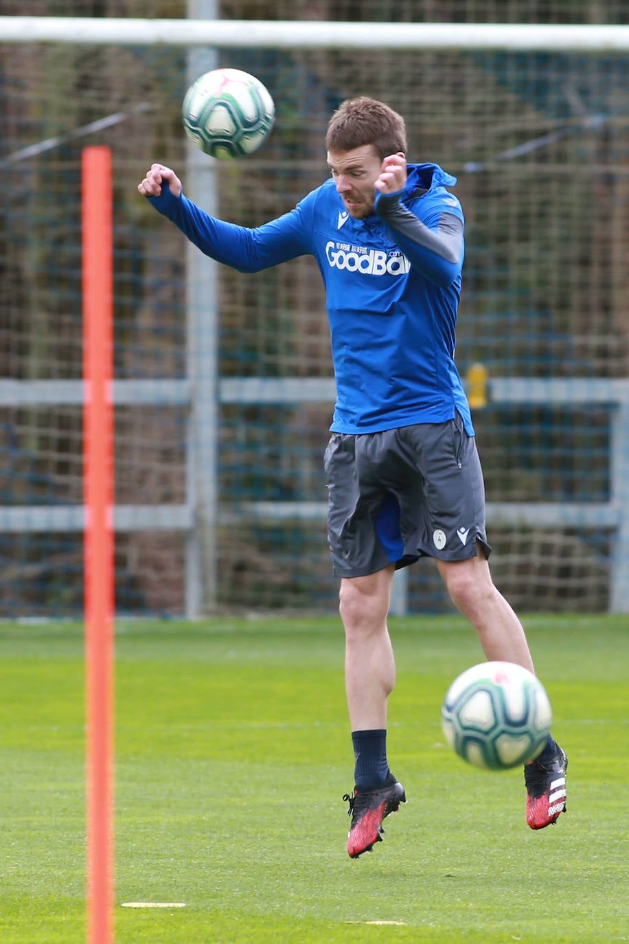 Los jugadores de la Real Sociedad han entrenado este lunes para preparar el derbi de mañana ante el Eibar en Ipurua.
