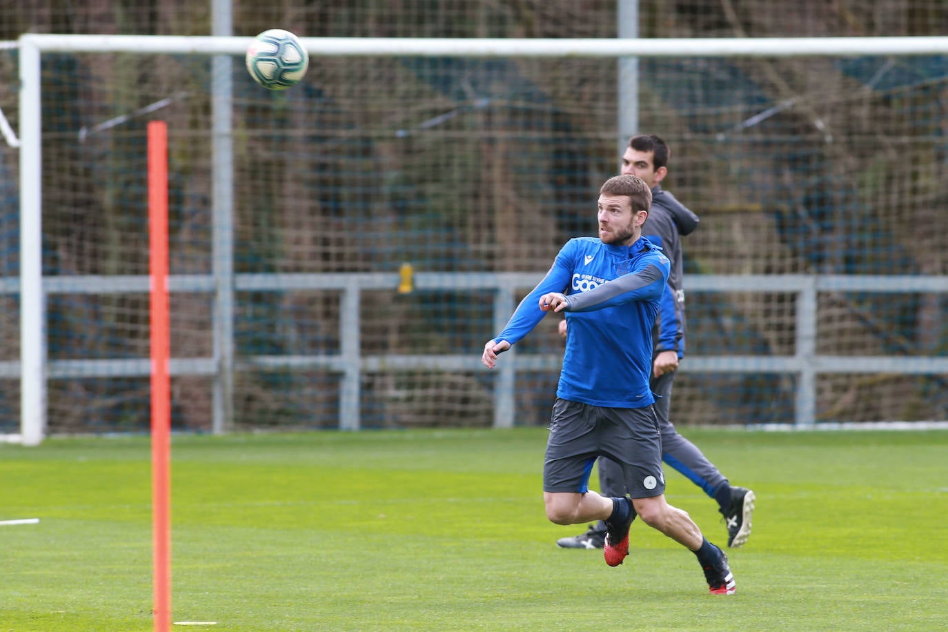 Los jugadores de la Real Sociedad han entrenado este lunes para preparar el derbi de mañana ante el Eibar en Ipurua.