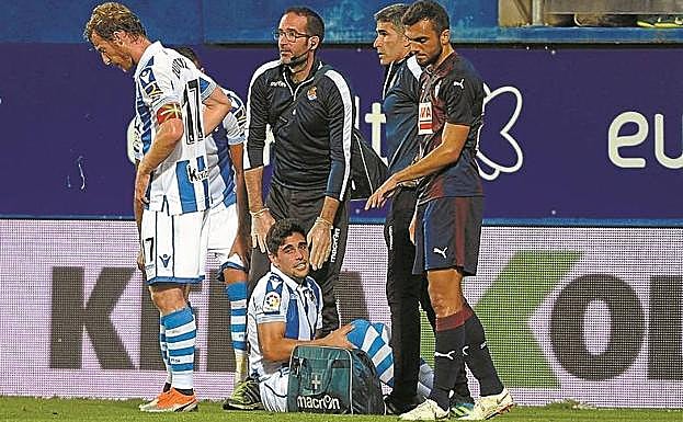 Merquelanz se rompe la rodilla al minuto de salir al campo. La gravedad se refleja en los rostros de Zurutuza, Soroa, Barrera y Jordán.