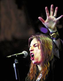 Imagen secundaria 2 - Patti Smith en tres momentos de su vida: en una actuación de 2019; fotografíada por Mapplethorpe y en 2004.