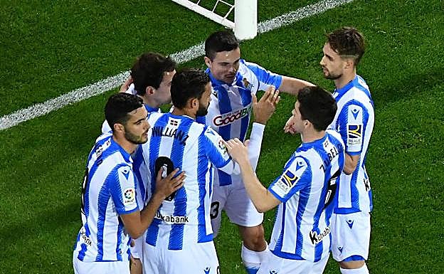 Los jugadores de la Real celebran el gol de Willian José ante el Eibar. 
