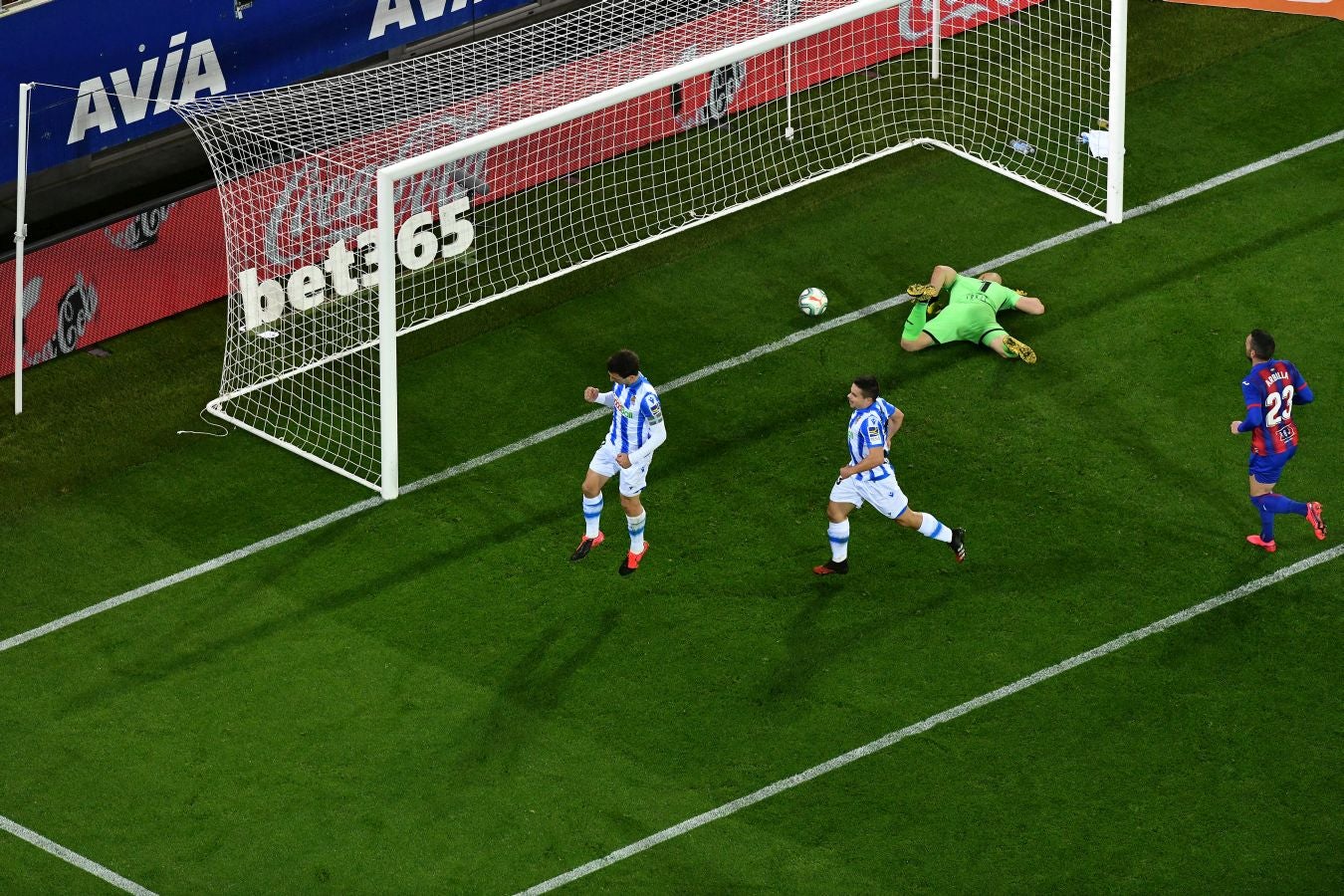 La Real se ha impuesto en el derbi guipuzcoano gracias a los goles de Oyarzabal y Willian José. Charles ha marcado por los armeros