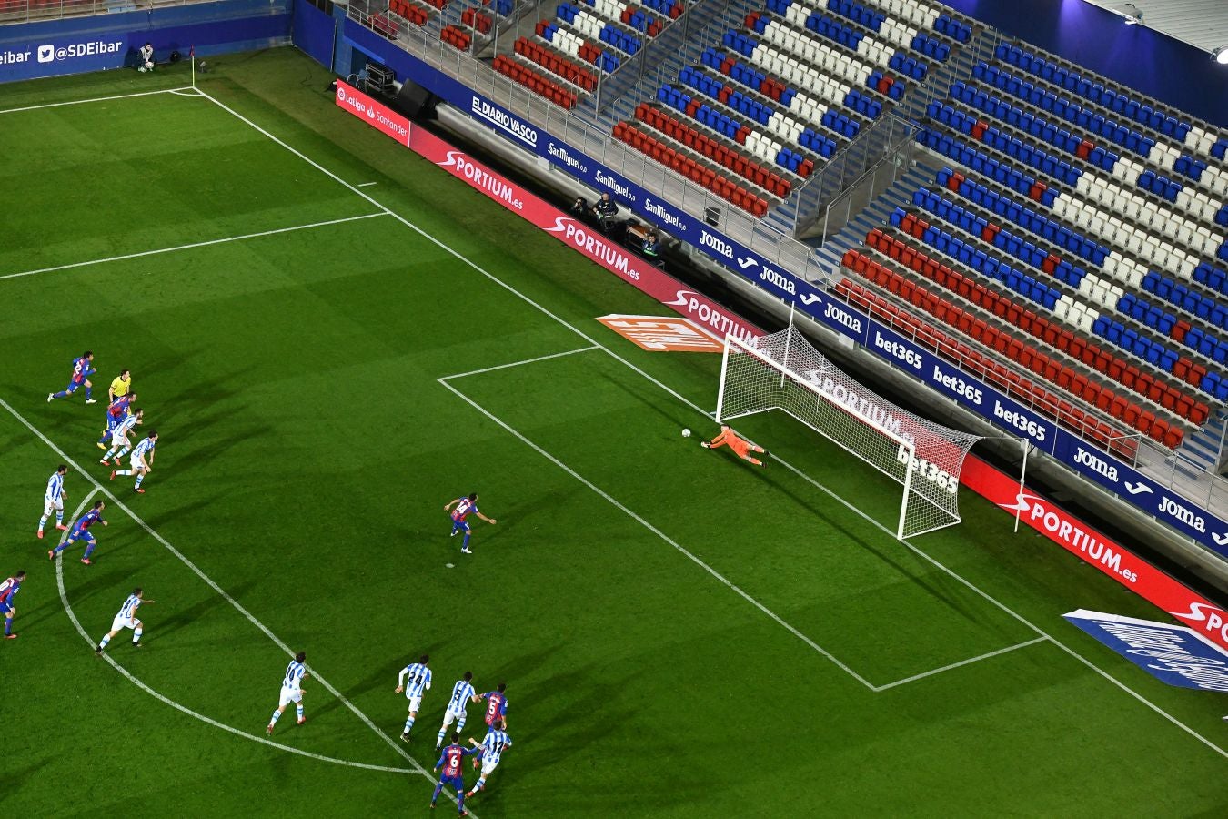 La Real se ha impuesto en el derbi guipuzcoano gracias a los goles de Oyarzabal y Willian José. Charles ha marcado por los armeros