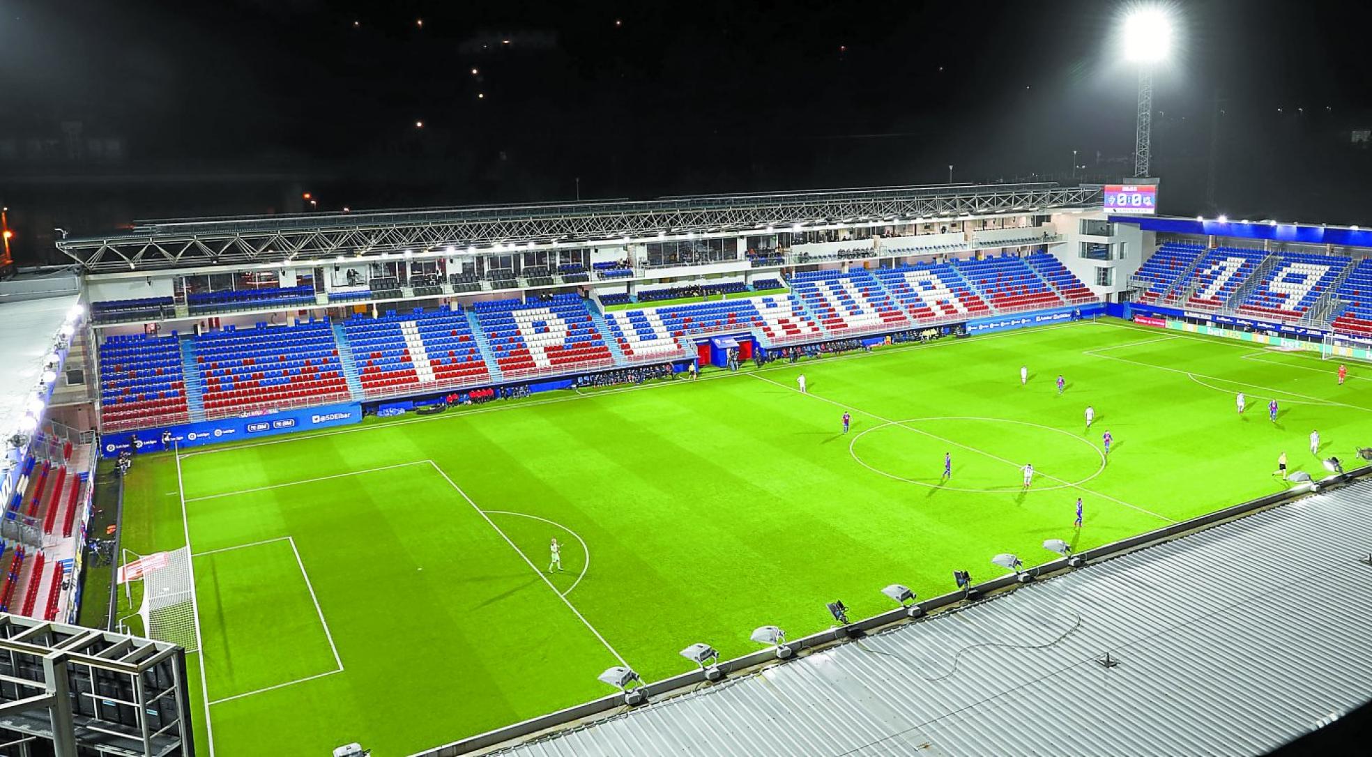 Ipurua ofreció una imagen inédita, desierto para acoger el derbi de ayer en Eibar. 