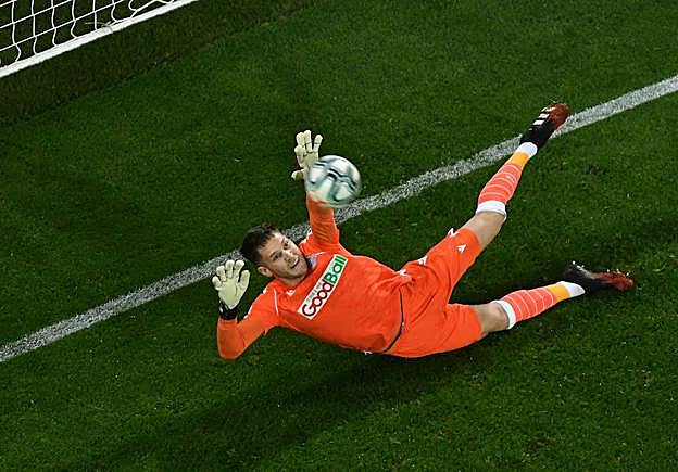 Álex Remiro paró un penalti y a punto estuvo de detener también el segundo. 