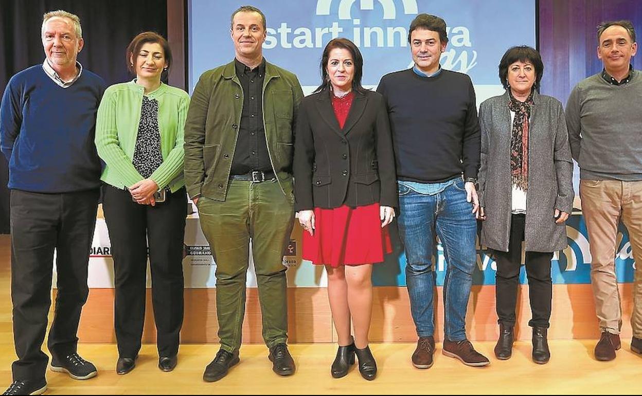 Ponentes, colaboradores y patrocinadores posan en la foto de familia una vez finalizada la jornada de STARTinnova Day. 