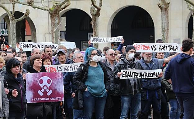 Imagen principal - Vuelven a exigir en la calle responsabilidades por el derrumbe de Zaldibar