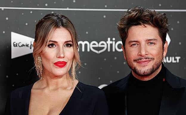 Manuel Carrasco y Almudena comparten su primera foto siendo cuatro