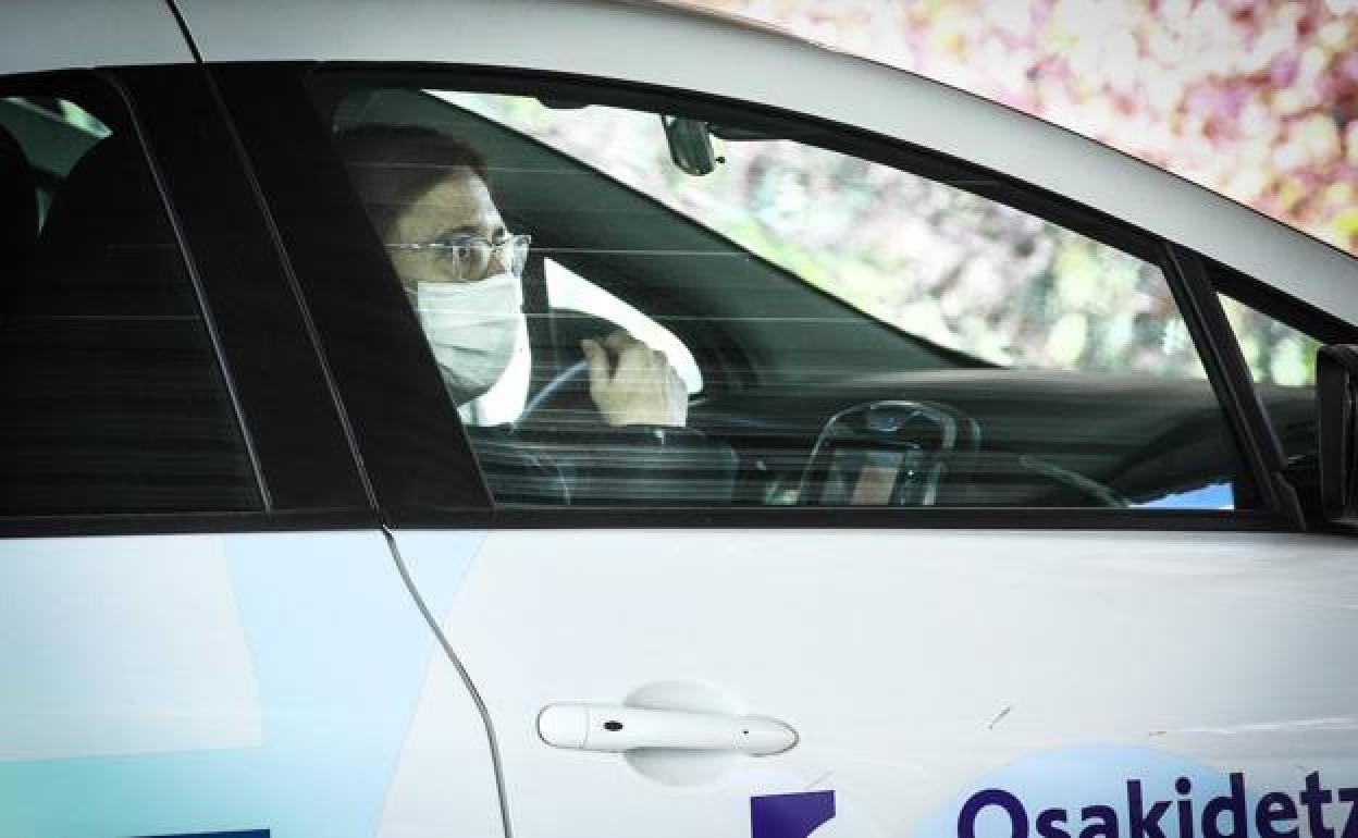 Salud busca de celadores a médicos jubilados para evitar el colapso