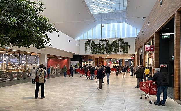 Clientes haciendo cola para entrar en el Eroski de Garbera.