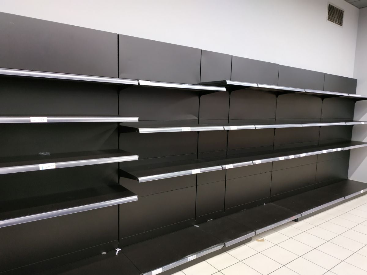 Las estanterías del Super Amara del Antiguo de Donostia se encuentran vacías de papel higiénico.