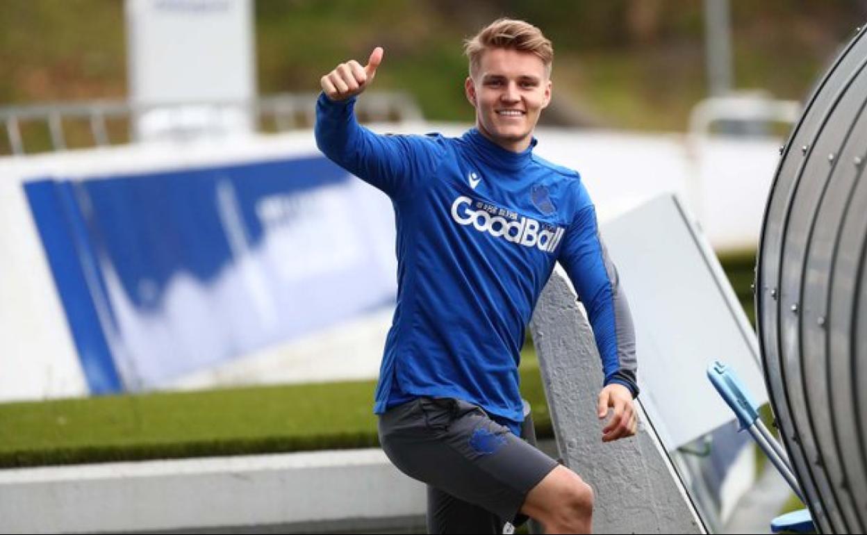 Odegaard saluda antes del entrenamiento de este viernes.