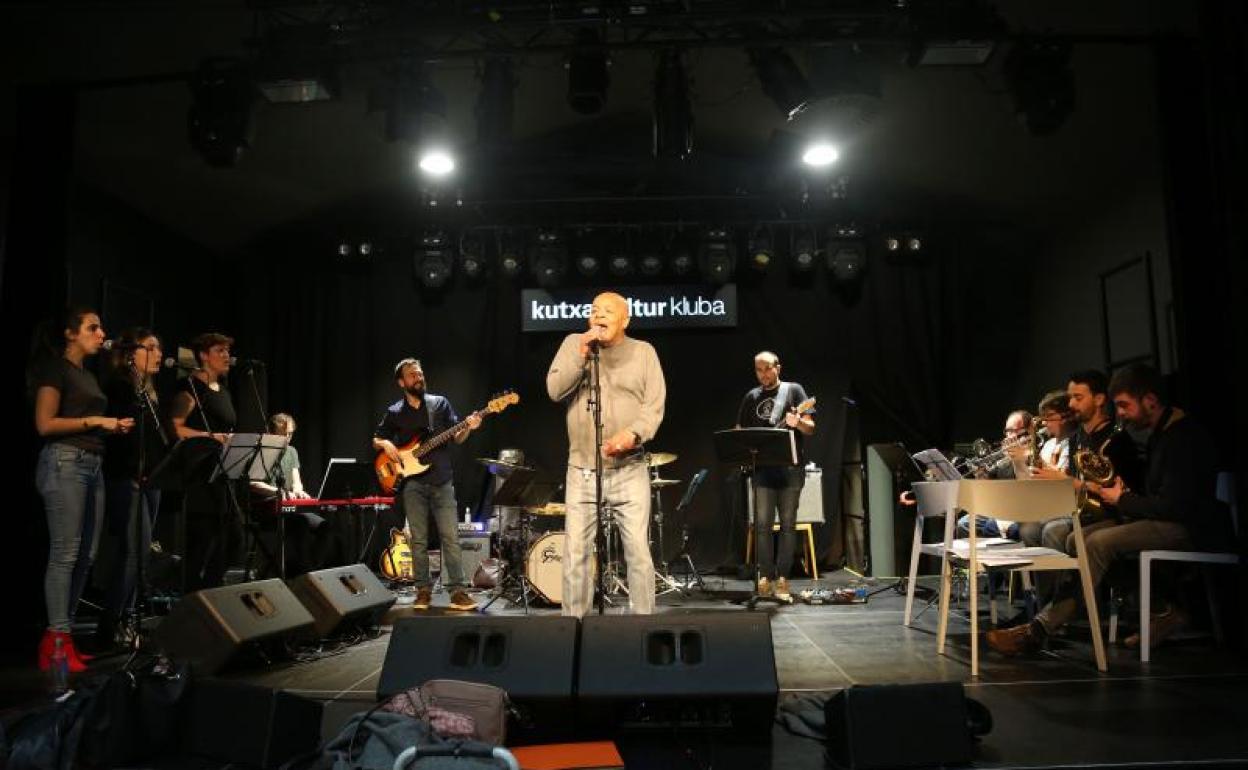 Spyder Turner y la banda y las coristas del Mojo Workin', en el ensayo del miércoles en Tabakalera. Lusa. 