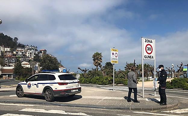 Agentes de la Ertzaintza se disponen a precintar la zona de Ondarreta. 