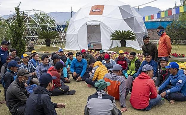 Guías de montaña y sherpas, reunidos tras la prohibición de subir al Everest. 