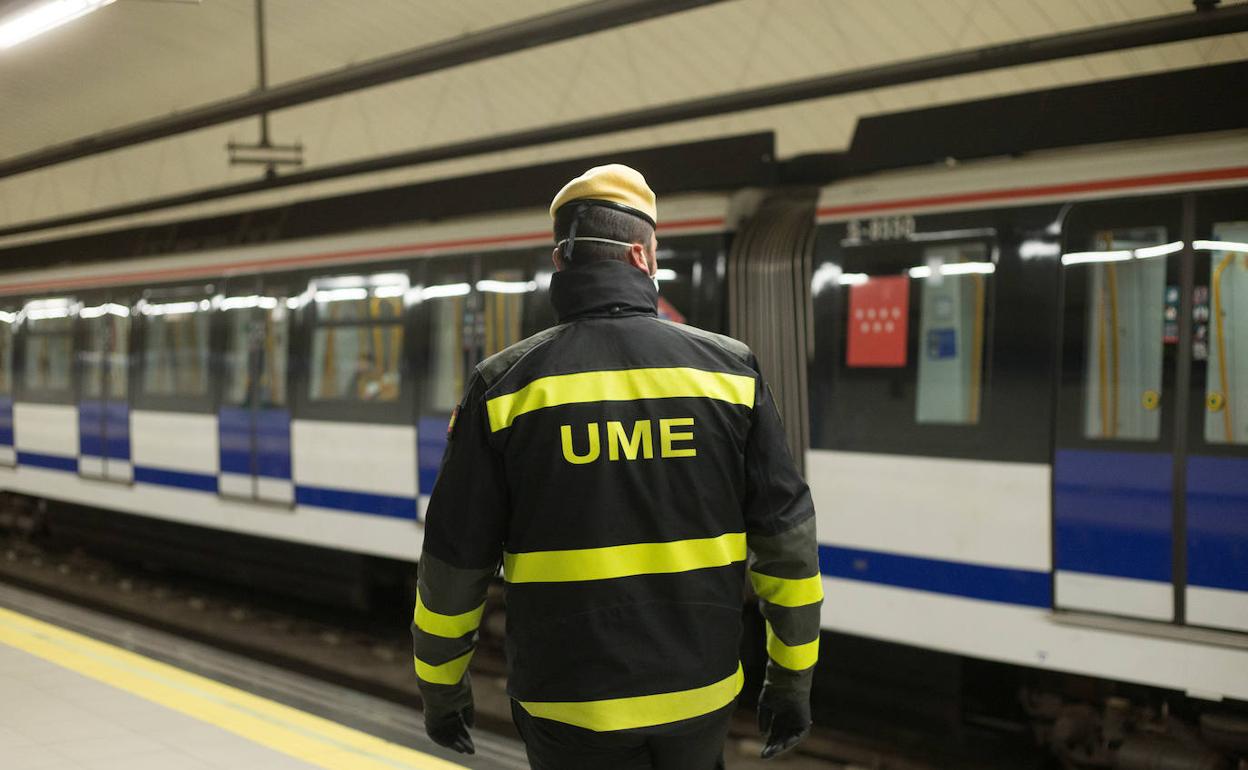 Un miembro de la UME, en una estación de Metro de Madrid.