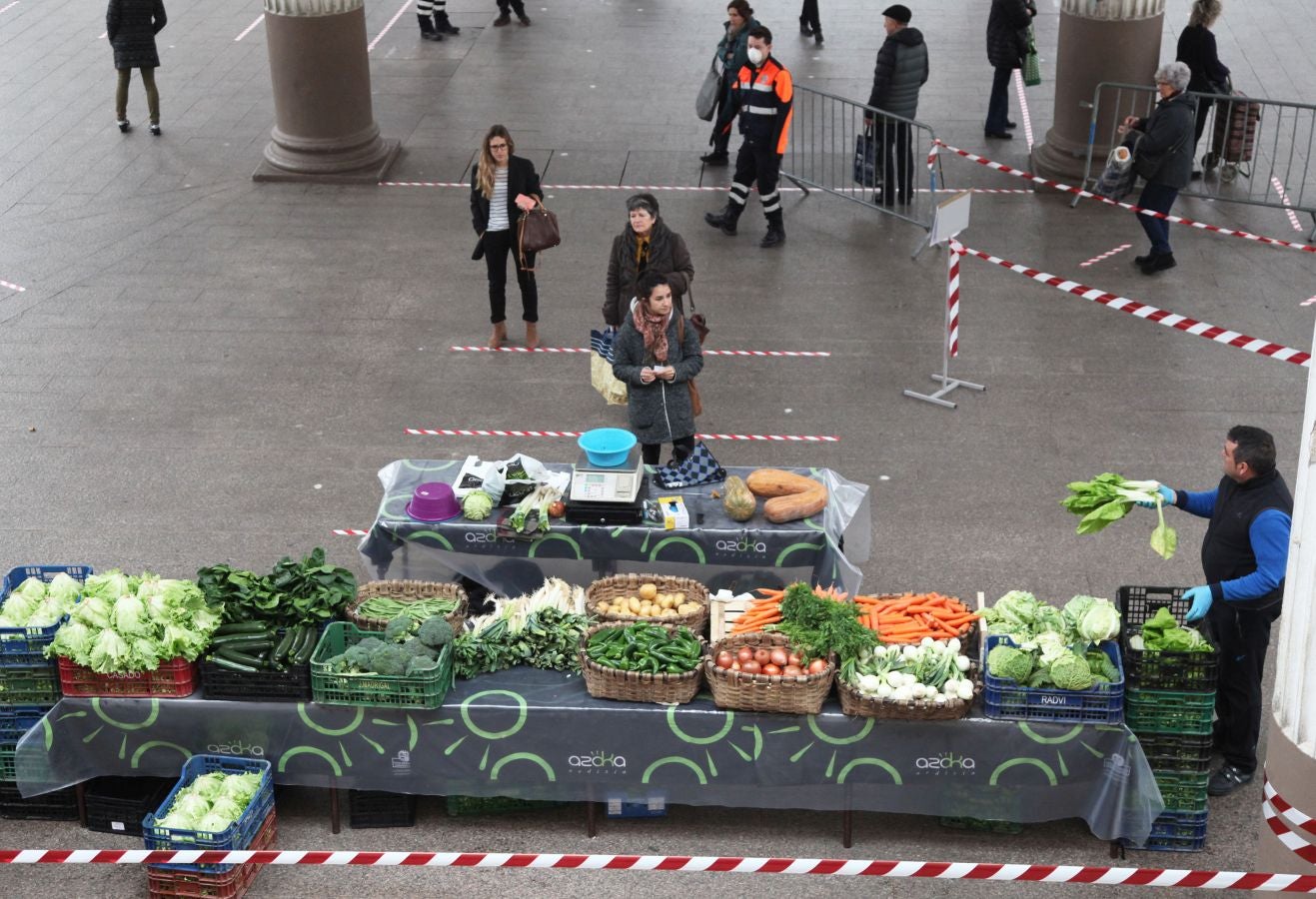 Pese al estado de alarma Odrizia no ha dejado de celebrar su mercado semanal, aunque lo ha hecho con medidas muy restrictivas.Se ha controlado el acceso a la plaza goierritarra, se han establecido cintas en el suelo para marcar las distancias, y el género no ha estado expuesto en las mesas frontales de los baserritarras, sino detrás de ellos