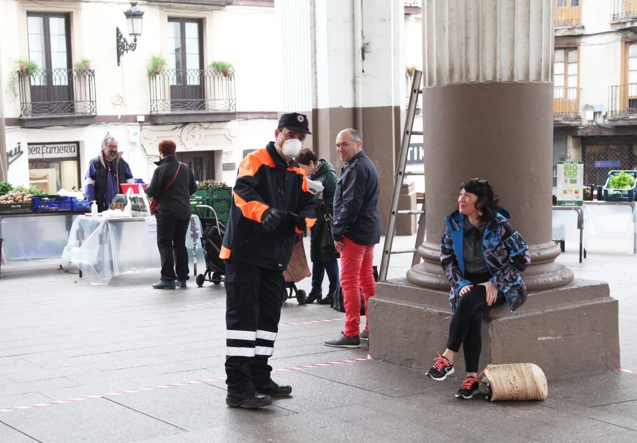 Pese al estado de alarma Odrizia no ha dejado de celebrar su mercado semanal, aunque lo ha hecho con medidas muy restrictivas.Se ha controlado el acceso a la plaza goierritarra, se han establecido cintas en el suelo para marcar las distancias, y el género no ha estado expuesto en las mesas frontales de los baserritarras, sino detrás de ellos
