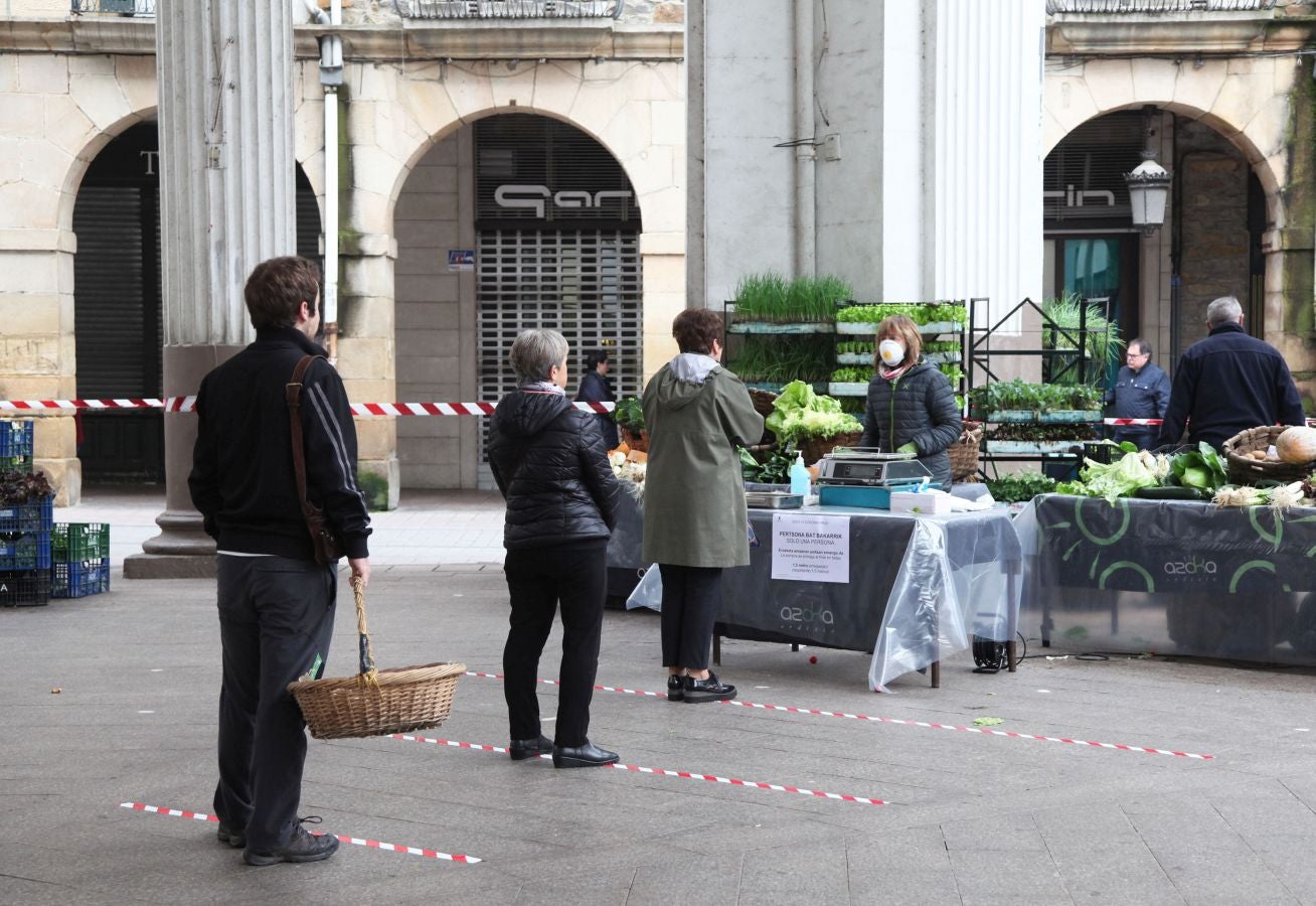 Pese al estado de alarma Odrizia no ha dejado de celebrar su mercado semanal, aunque lo ha hecho con medidas muy restrictivas.Se ha controlado el acceso a la plaza goierritarra, se han establecido cintas en el suelo para marcar las distancias, y el género no ha estado expuesto en las mesas frontales de los baserritarras, sino detrás de ellos