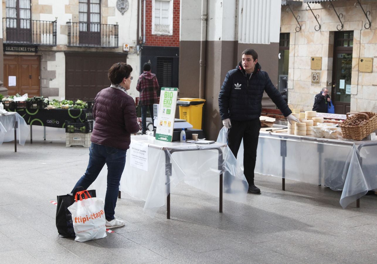 Pese al estado de alarma Odrizia no ha dejado de celebrar su mercado semanal, aunque lo ha hecho con medidas muy restrictivas.Se ha controlado el acceso a la plaza goierritarra, se han establecido cintas en el suelo para marcar las distancias, y el género no ha estado expuesto en las mesas frontales de los baserritarras, sino detrás de ellos