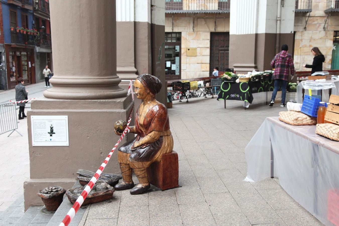 Pese al estado de alarma Odrizia no ha dejado de celebrar su mercado semanal, aunque lo ha hecho con medidas muy restrictivas.Se ha controlado el acceso a la plaza goierritarra, se han establecido cintas en el suelo para marcar las distancias, y el género no ha estado expuesto en las mesas frontales de los baserritarras, sino detrás de ellos